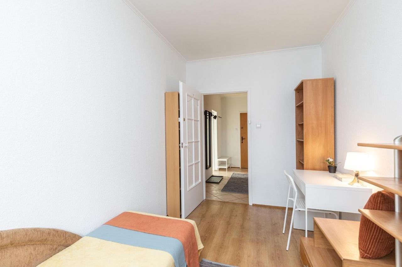 Room, Pirenejska 20 Cozy Rooms Warsaw Ngoại thất bức ảnh